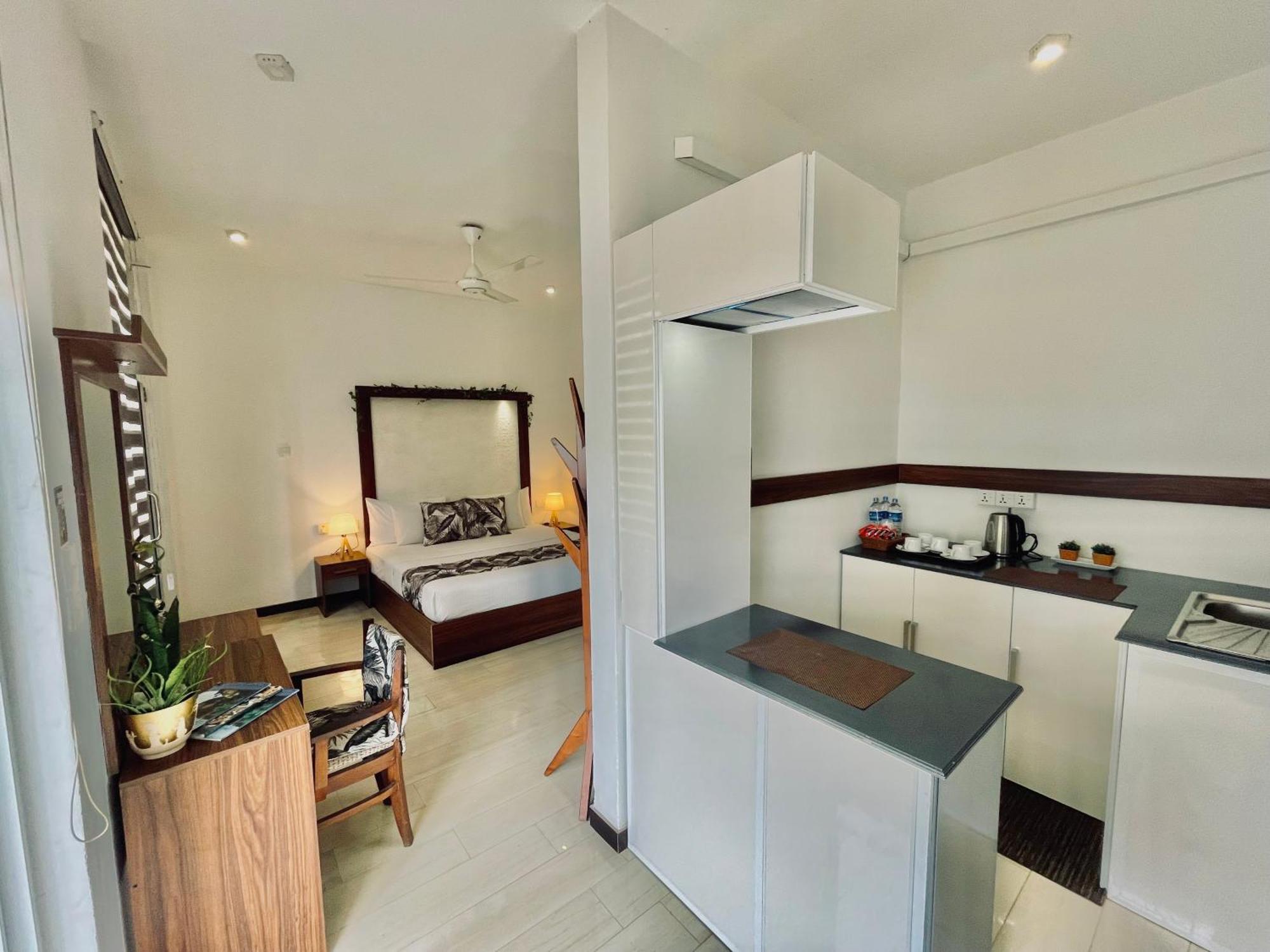 8 Plus Motels Negombo Exterior photo