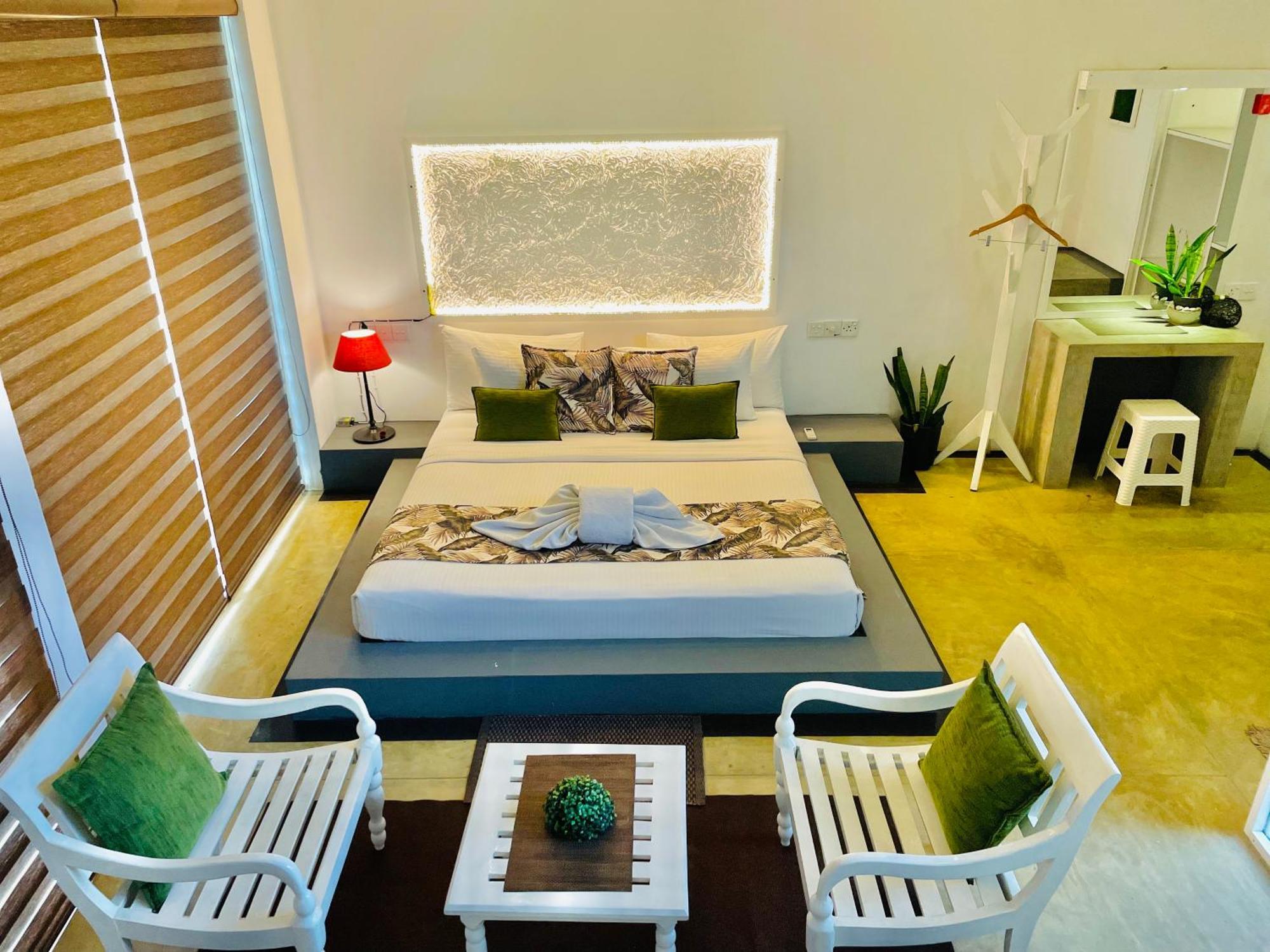 8 Plus Motels Negombo Exterior photo